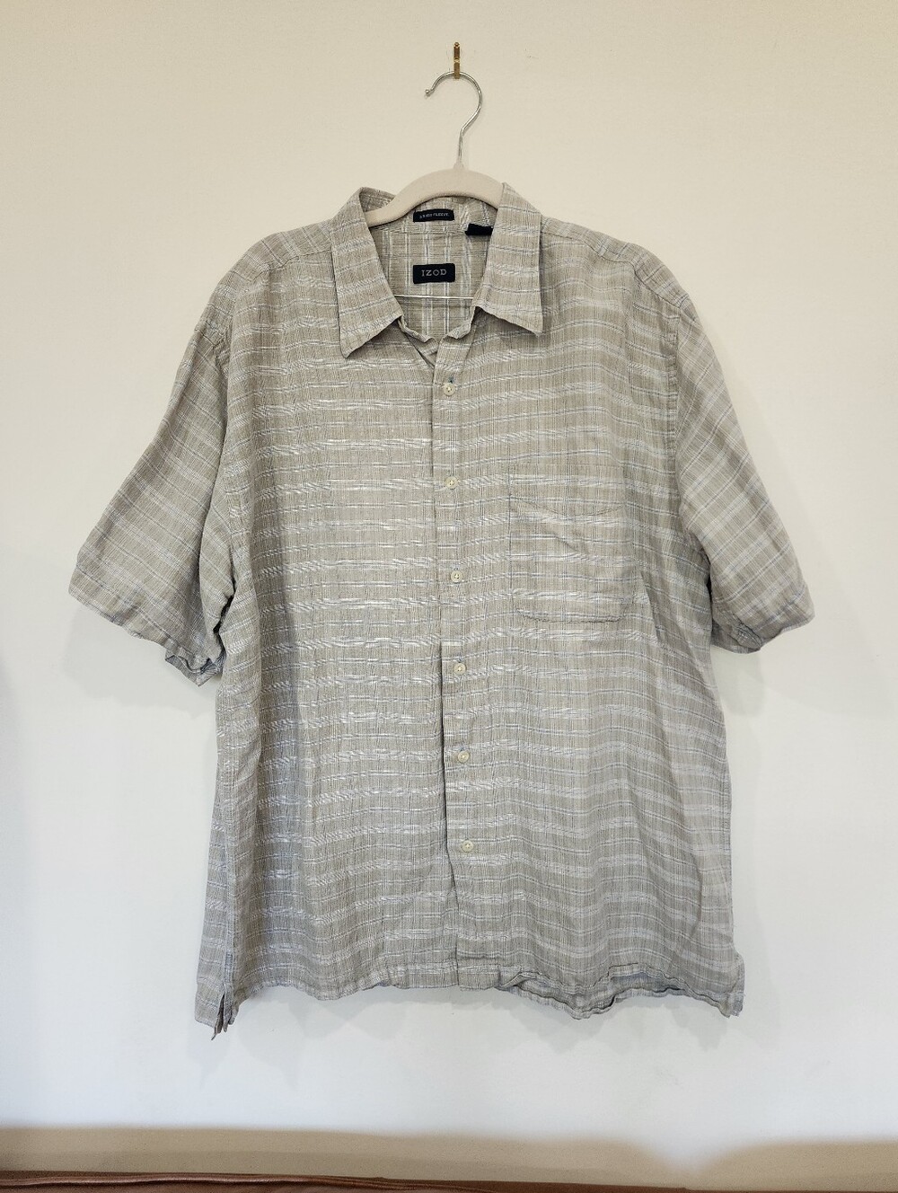 Izod Men's Short-Sleeve Plaid Button-Down Shirt in Light Gray and Cream
